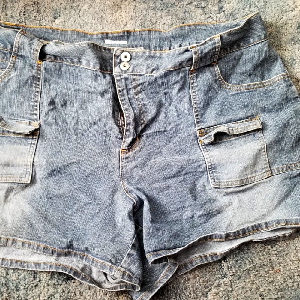 Denim shorts with pockets. Size 22W